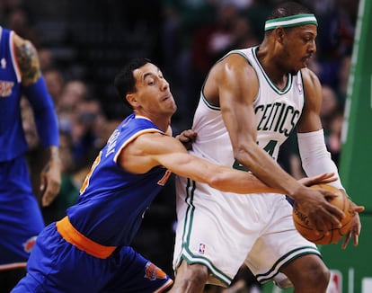 Prigioni trata de robar el balón a Paul Pierce.