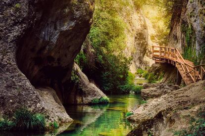 El sendero de la Cerrada de Elías que sigue el río Borosa, en la sierra de Cazorla (Jaén).