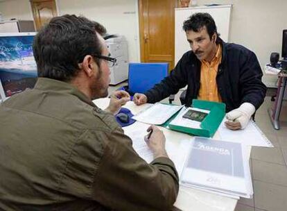 José Carlos Segundo Bravo, técnico de empleo, con Yousef Aarab, pintor en paro, en Toledo.