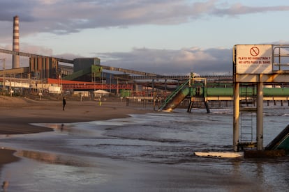 “El mensaje político es clarísimo, y es que Chile emprende un camino de desarrollo que no puede seguir siendo a costa de una naturaleza que necesitamos para nuestro bienestar”, zanjó la ministra. Un hombre visita la playa al atardecer en la bahía de Ventanas. 