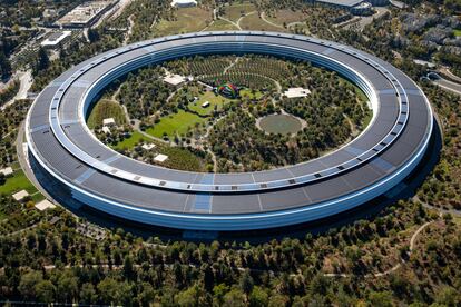 Vista aérea de la sede de Apple diseñada por Norman Foster en Cupertino (Estados Unidos).