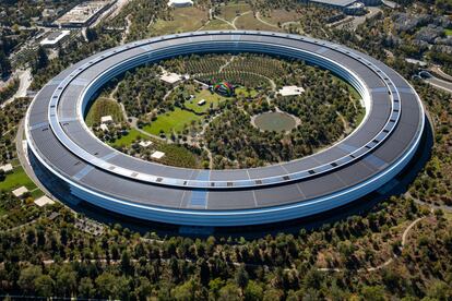 Vista aérea de la sede de Apple diseñada por Norman Foster en Cupertino (Estados Unidos).
