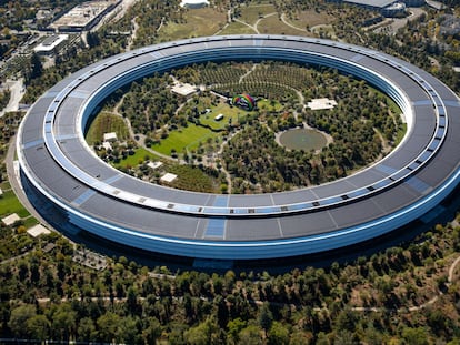 Vista aérea de la sede de Apple diseñada por Norman Foster en Cupertino (Estados Unidos).