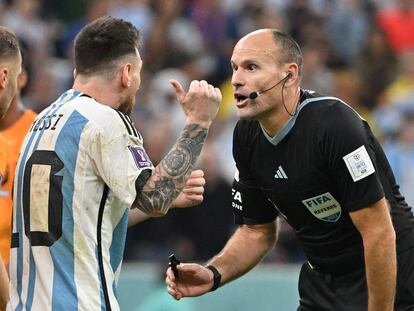 Messi discute con Mateu Lahoz durante el partido.