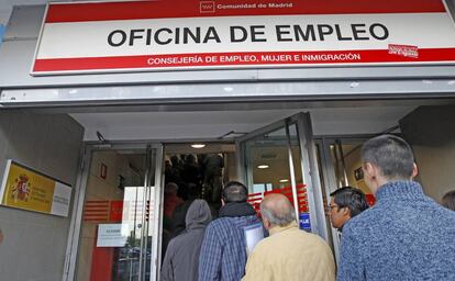 Aspecto de la entrada de una oficina de empleo.