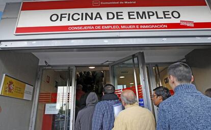 Aspecto de la entrada de una oficina de empleo. 