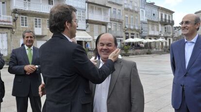 Feijóo saluda al exalcalde de Celanova