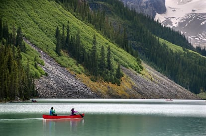 El parque nacional de Banff es uno de esos prodigios de la naturaleza que compiten con las maravillas de la Antigüedad. Protegido desde 1885, es el tercer parque más antiguo del mundo. Está en el lado oriental de las Rocosas canadienses, y fue creado para preservar la excepcional belleza natural y sus importantes procesos geológicos glaciares y aluviales. El fenómeno más llamativo de Banff es el lago Louise, una superficie de agua de un color turquesa inverosímil, entre pinos y rodeada por montañas coronadas por un resplandeciente glaciar. Las aguas cristalinas del glaciar reflejan como un espejo el impresionante paisaje formando un abrigo que envuelve en naturaleza a quien lo visita. El lago es, además, el punto de partida de muchas rutas de senderismo que atraen desde hace casi un siglo a viajeros, montañeros y artistas. <br><br> Es una imagen típica de postal (sobre todo cuando el cielo está completamente azul, a las seis de la mañana, al atardecer en agosto, durante una lluvia de octubre o después de una fuerte tormenta invernal). Para tener otro punto de vista se puede tomar cómodamente el teleférico del lago, que brinda una perspectiva de vértigo sobre el agua y, con suerte, permite avistar algún oso pardo deambulando por las montañas.