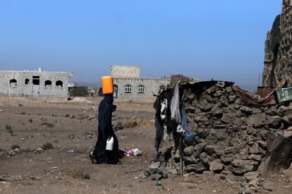 Una mujer yemení regresa de un punto de agua con los bidones llenos. En este contexto de falta de acceso a agua segura se ha producido en los últimos meses un brote de diarrea aguda que ha afectado a casi un millón de personas.