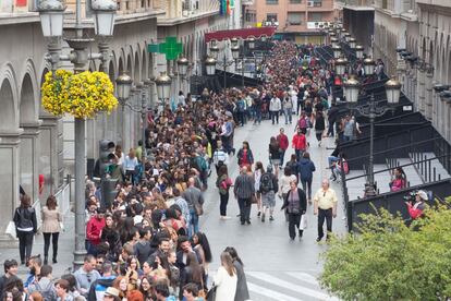 Miles de personas hacen cola en la calle Ángel Ganivet de Granada, para el 'casting' para ser extra en la serie 'El Principe' que va a comenzar a grabar su nueva temporada.