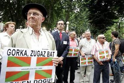 Militantes del PNV esperaban a las puertas de los juzgados de Bilbao a que terminara la declaración del dirigente de su partido Gorka Aguirre ante el juez de la Audiencia Nacional Fernando Grande Marlaska