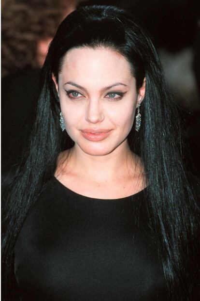 Razzie: A veces la belleza tampoco puede hacer milagros. Angelina Jolie, a lo Morticia Adams, en el año 2000.