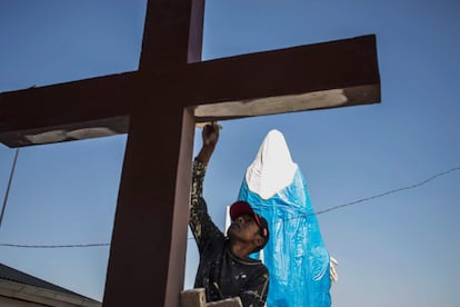 Un trabajador pinta una cruz fuera de la catedral de Andohalo en Antananarivo (Madagascar), antes de la visita del papa Francisco y su reunión con los obispos programada en la catedral el 7 de septiembre.