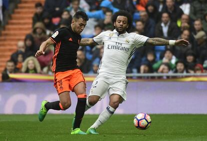 El defensa del Real Madrid Marcelo (derecha) presiona a Munir El Haddadi.