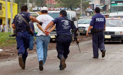 Policías de Michoacán detienen a un hombre que iba a cometer un secuestro, en septiembre de 2006.