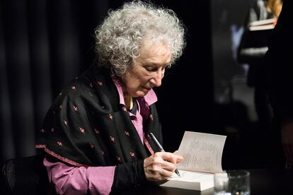 Margaret Atwood. El caso de la escritora canadiense, autora de El cuento de la criada y Los testamentos, es parecido al de Christie: fue su padre quien se ocupó de educarla en casa hasta el sexto grado (correspondiente a los 11-12 años). Carl E. Atwood era un entomólogo que dedicó su carrera a la protección del medioambiente. Solía realizar estudios de campo, y por ese motivo la autora y sus dos hermanos pasaban temporadas en los bosques. "Viví parte de mi infancia en la naturaleza canadiense (...) Cada año, en primavera, mis padres nos llevaban a mi hermano Harold y a mí al norte del país, para que mi padre pudiera hacer sus investigaciones", explicó Atwood a The Wall Street Journal. Durante esos periodos profundizó en el estudio de la biología y se forjó una faceta de activismo medioambiental que reflejan muchas de sus obras.