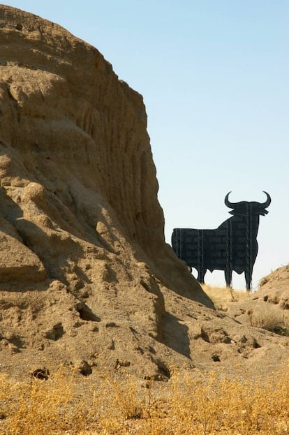 El fotógrafo madrileño Pau Barroso recorrió durante casi cuatro años 90.000 kilómetros para capturar en imágenes todos los toros de Osborne. En la foto, 'El laberinto'.