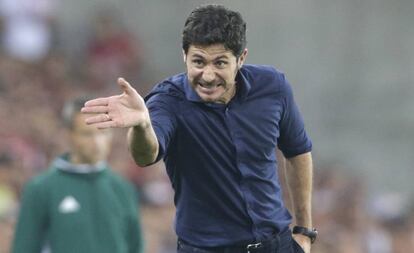 El entrenador del Olympiacos, Víctor Sánchez, gesticula durante el duelo ante el Hapoel israelí.