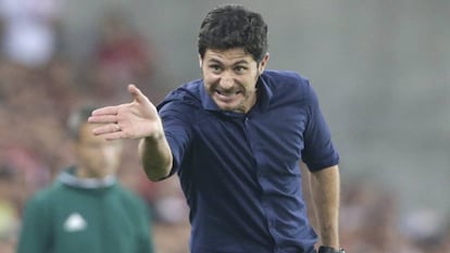 El entrenador del Olympiacos, Víctor Sánchez, gesticula durante el duelo ante el Hapoel israelí.