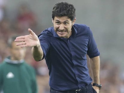 El entrenador del Olympiacos, Víctor Sánchez, gesticula durante el duelo ante el Hapoel israelí.