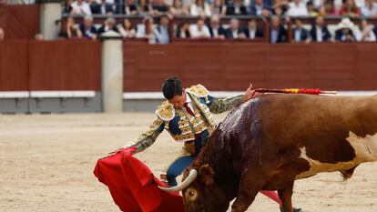 David Galván, por bajo durante la faena a su primer toro.