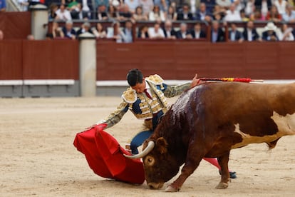 David Galván, por bajo durante la faena a su primer toro.