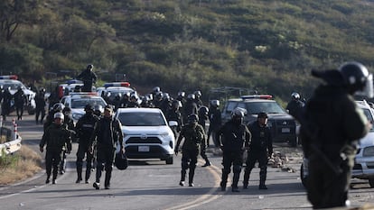 Integrantes de las Fuerzas Armadas desbloquean la carretera en Parotani, el 11 de junio.