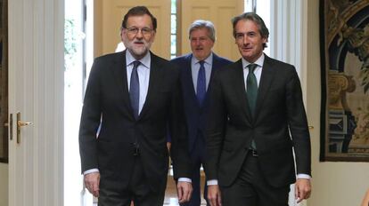 El presidente del Gobierno, Mariano Rajoy, junto al ministro de Fomento, Íñigo de la Serna.