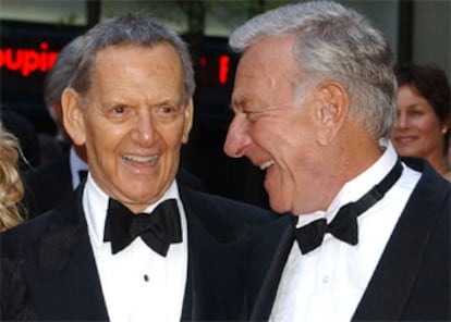 Tony Randall, a la izquierda, junto al también actor Jack Klugman en 2002 durante la celebración del 75º aniversario de la NBC.