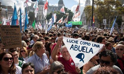 Protesto em Buenos Aires reúne centenas de pessoas na Praça de Maio no aniversário do golpe militar na Argentina, dia 24 de março.