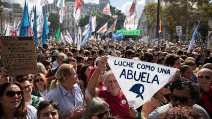 Protesto em Buenos Aires reúne centenas de pessoas na Praça de Maio no aniversário do golpe militar na Argentina, dia 24 de março.