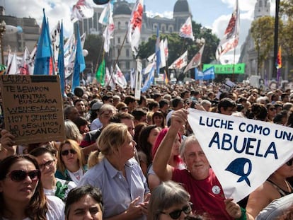 Protesto em Buenos Aires reúne centenas de pessoas na Praça de Maio no aniversário do golpe militar na Argentina, dia 24 de março.