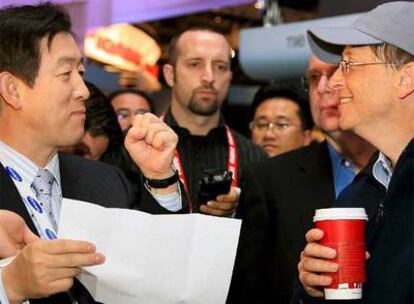 El director de medios digitales de Samsung, Choi Gee-sung, charla con Bill Gates en la  feria de informática de Las Vegas.