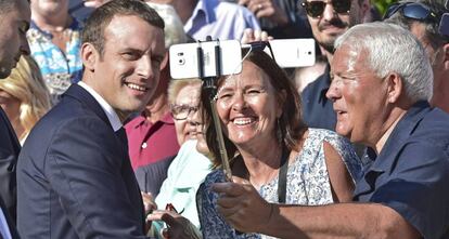 Emmanuel Macron posa para uma foto antes de depositar seu voto.