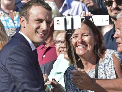 Emmanuel Macron posa para uma foto antes de depositar seu voto.