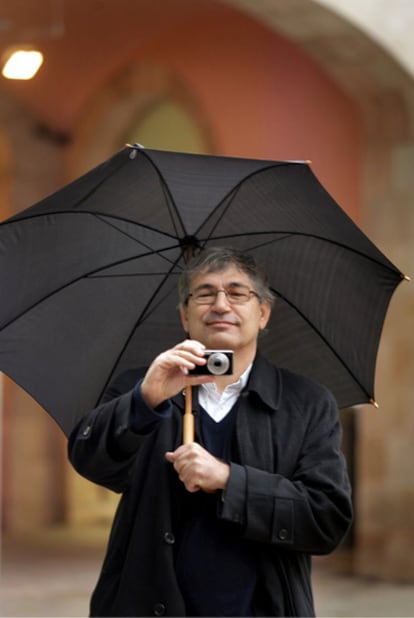 Orhan Pamuk fotografía al fotógrafo durante una visita a Barcelona.