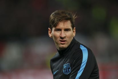 Messi calienta antes del partido contra el Bayer.