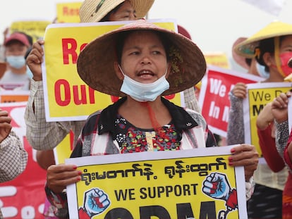 Un grupo de manifestantes muestra carteles contra la junta militar este viernes en Mandalay.