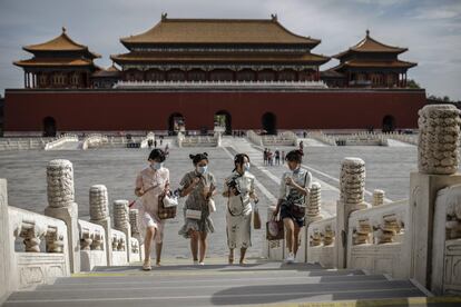 Cuatro mujeres visitan la Ciudad Prohibida, en Pekín (China).