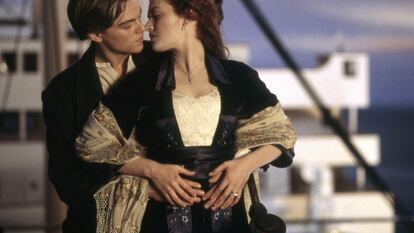 Fotograma de la escena de 'Titanic' (1997) en la que Kate Winslet y Leonardo Dicaprio se besan.