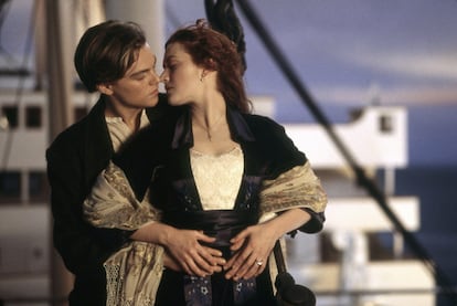 Fotograma de la escena de 'Titanic' (1997) en la que Kate Winslet y Leonardo Dicaprio se besan.