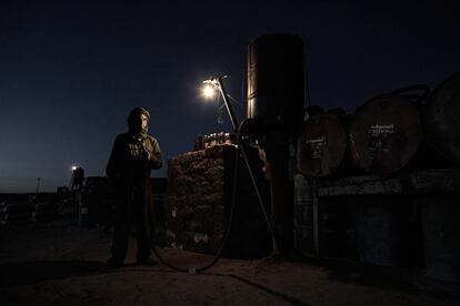 Mohamed Sheikh Salek, 21 años, gasolinero '24 horas' en Rabuni. "Nací en los campos y siempre me sentí sin hogar; estudié primaria, tengo novia, ella no desea la guerra, yo sí; estuve en el Ejército, pasar por él es necesario para trabajar, no entiendo por qué el Polisario aceptó el alto el fuego, bloquea nuestra libertad".