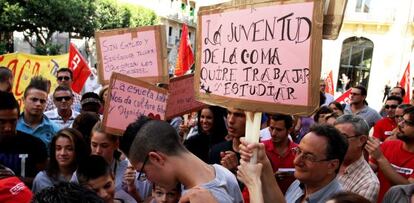 Varios asistentes a la manifestaci&oacute;n de esta ma&ntilde;ana en Valencia contra el cierre de un centro en La Coma.