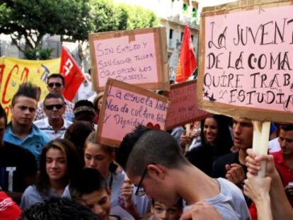 Varios asistentes a la manifestaci&oacute;n de esta ma&ntilde;ana en Valencia contra el cierre de un centro en La Coma.