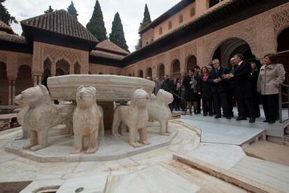 José Antonio Griñán, ayer en el Patio de los Leones de la Alhambra  durante la inauguración de la fuente tras su restauración.