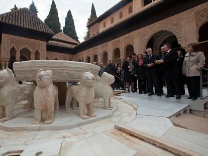 José Antonio Griñán, ayer en el Patio de los Leones de la Alhambra durante la inauguración de la fuente tras su restauración.
