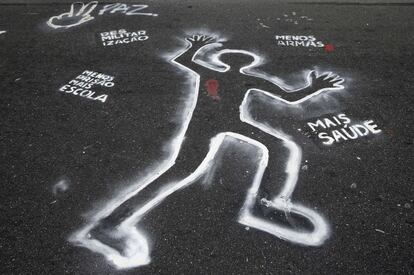 Pintada en el asfalto de una calle de Río de Janeiro contra la celebración de la Copa del Mundo de Fútbol 2014 en Brasil.