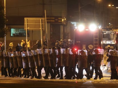 Policiais militares do Choque atuam para dispersar o protesto contra o Governo Temer no Largo da Batata, em S&atilde;o Paulo, no domingo, dia 4. 