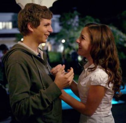 Evan (Michael Cera) está enamorado de Becca, algo que Seth, que no disimula el odio que siente hacia ella, no lleva muy bien.