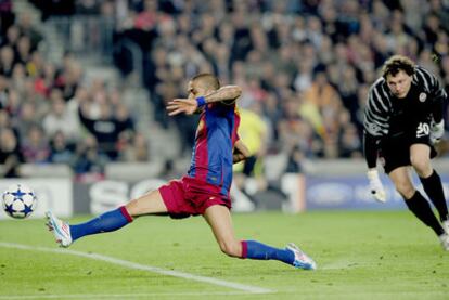 Dani Alves controla el balón ante Pyatov antes de marcar el segundo gol del Barcelona.